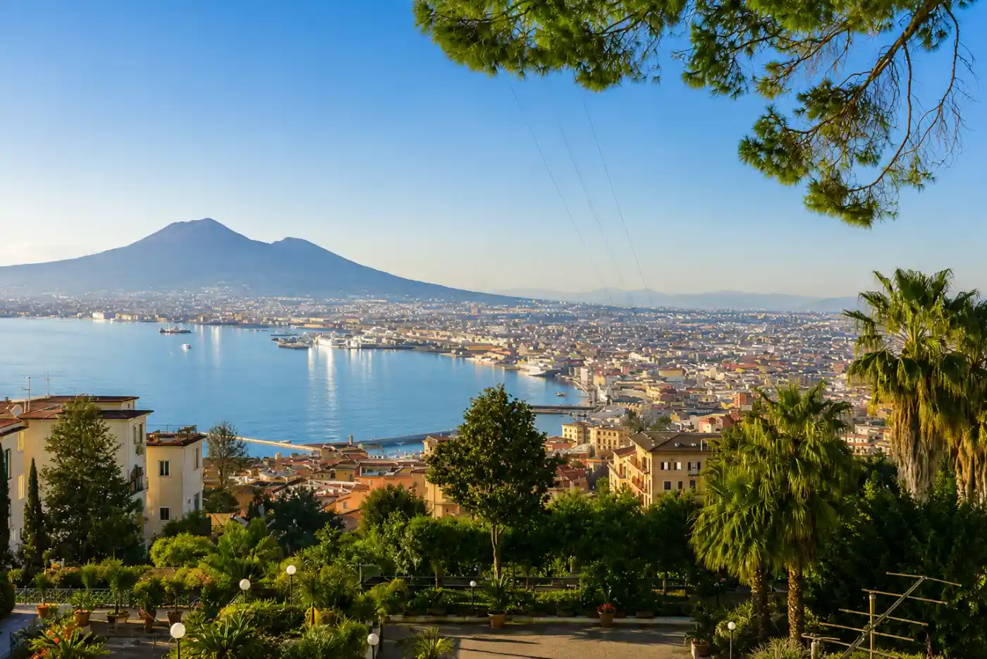 Il Golfo di Napoli e il Monte Vesuvio dalla costa di Castellammare