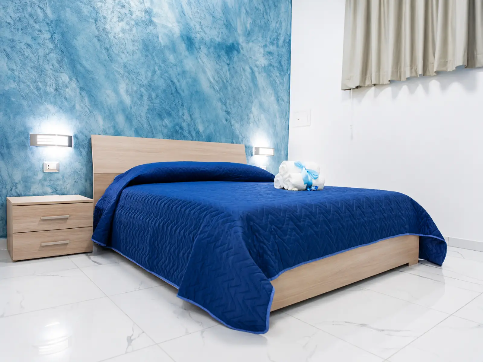 Una camera color fiordaliso a Stabia Dream Rooms con luce naturale calda